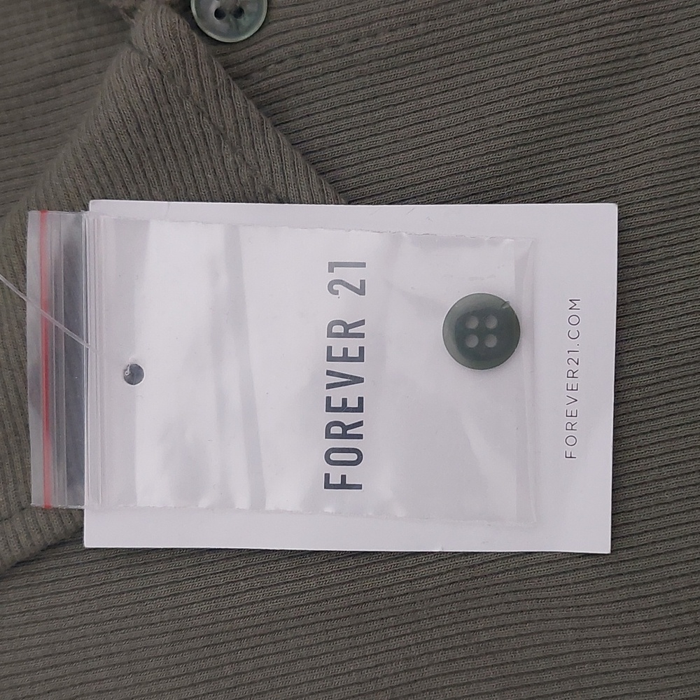 🔥HOST PICK🔥FOREVER 21 Olive Green Knit Polo Shirt for Women NWT - Picture 5 of 9